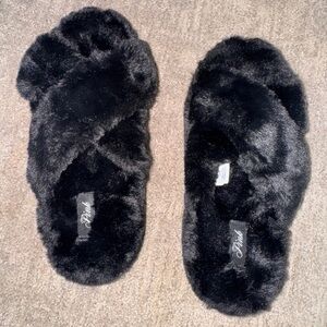 Black Furry Slippers Pink by Victoria Secret NWOT Large US 9-10 WOMENS Shoe
